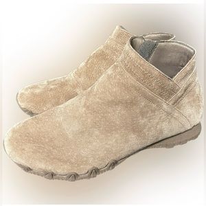 Skechers Wide Fit Suede Ankle Boots